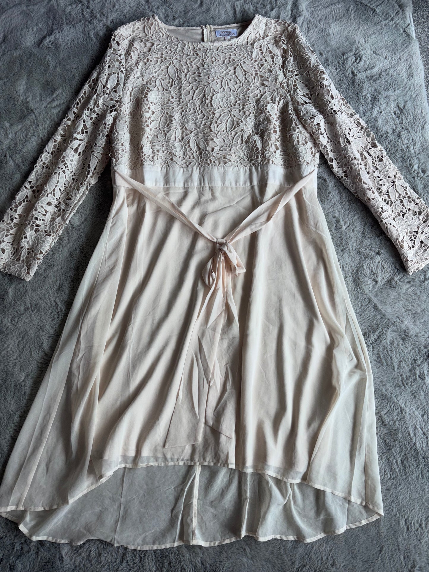 Brand New Boohoo Plus Occasion Lace Sleeve Chiffon Midi Dress Beige UK 26 RRP £40