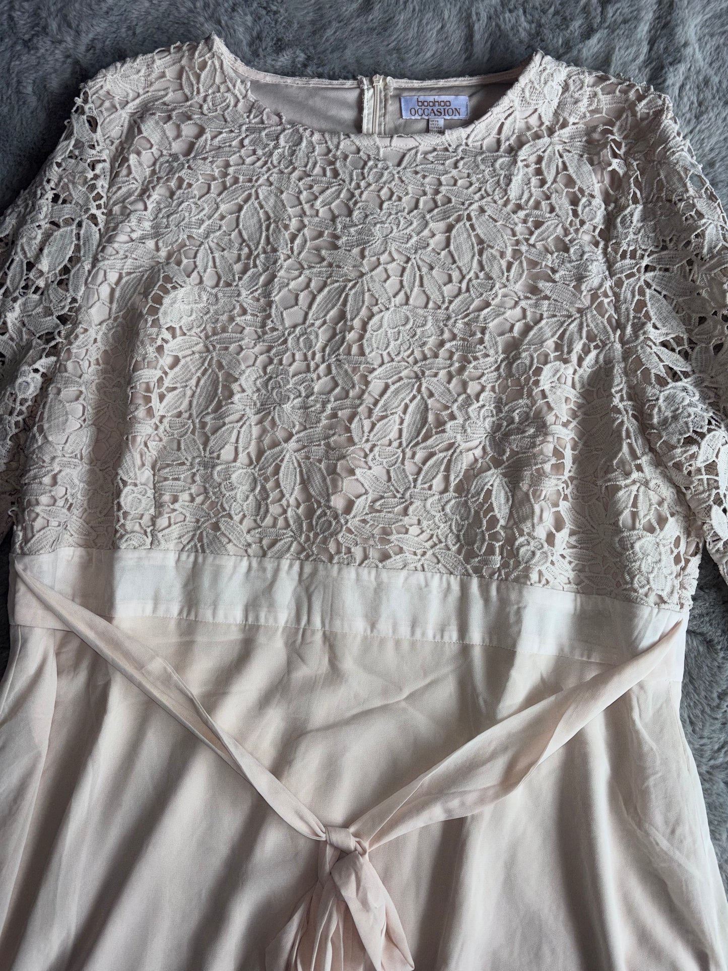Brand New Boohoo Plus Occasion Lace Sleeve Chiffon Midi Dress Beige UK 26 RRP £40