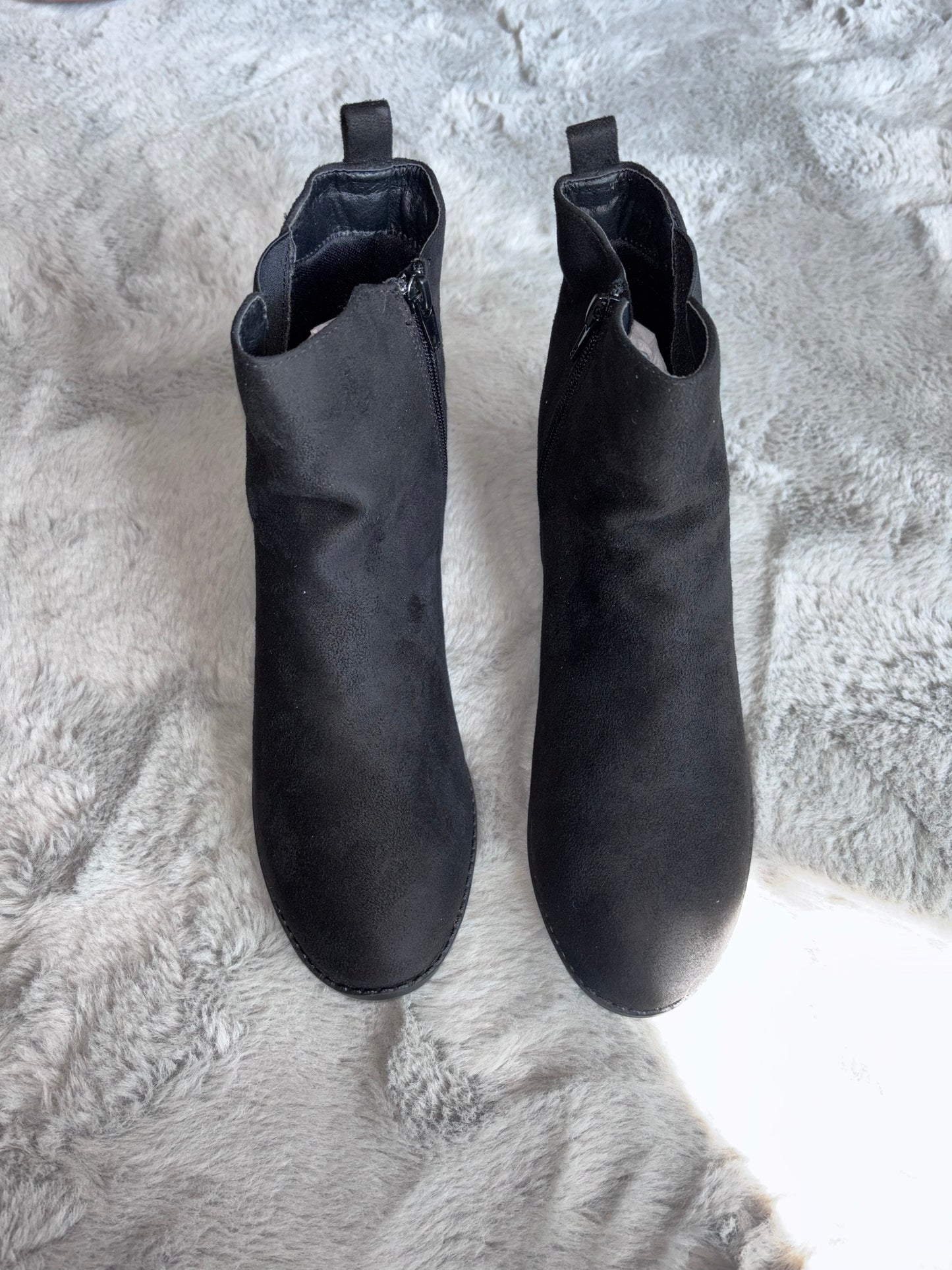 Amazon Classic Chelsea Boots Low Block Heels Comfort Ankle Boots Black Size 6 RRP £24.40