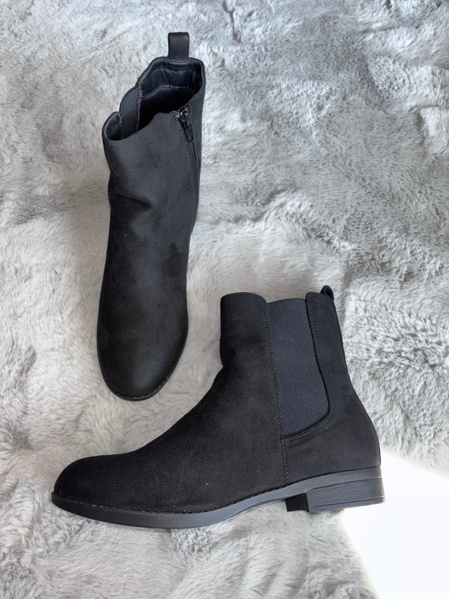 Amazon Classic Chelsea Boots Low Block Heels Comfort Ankle Boots Black Size 6 RRP £24.40