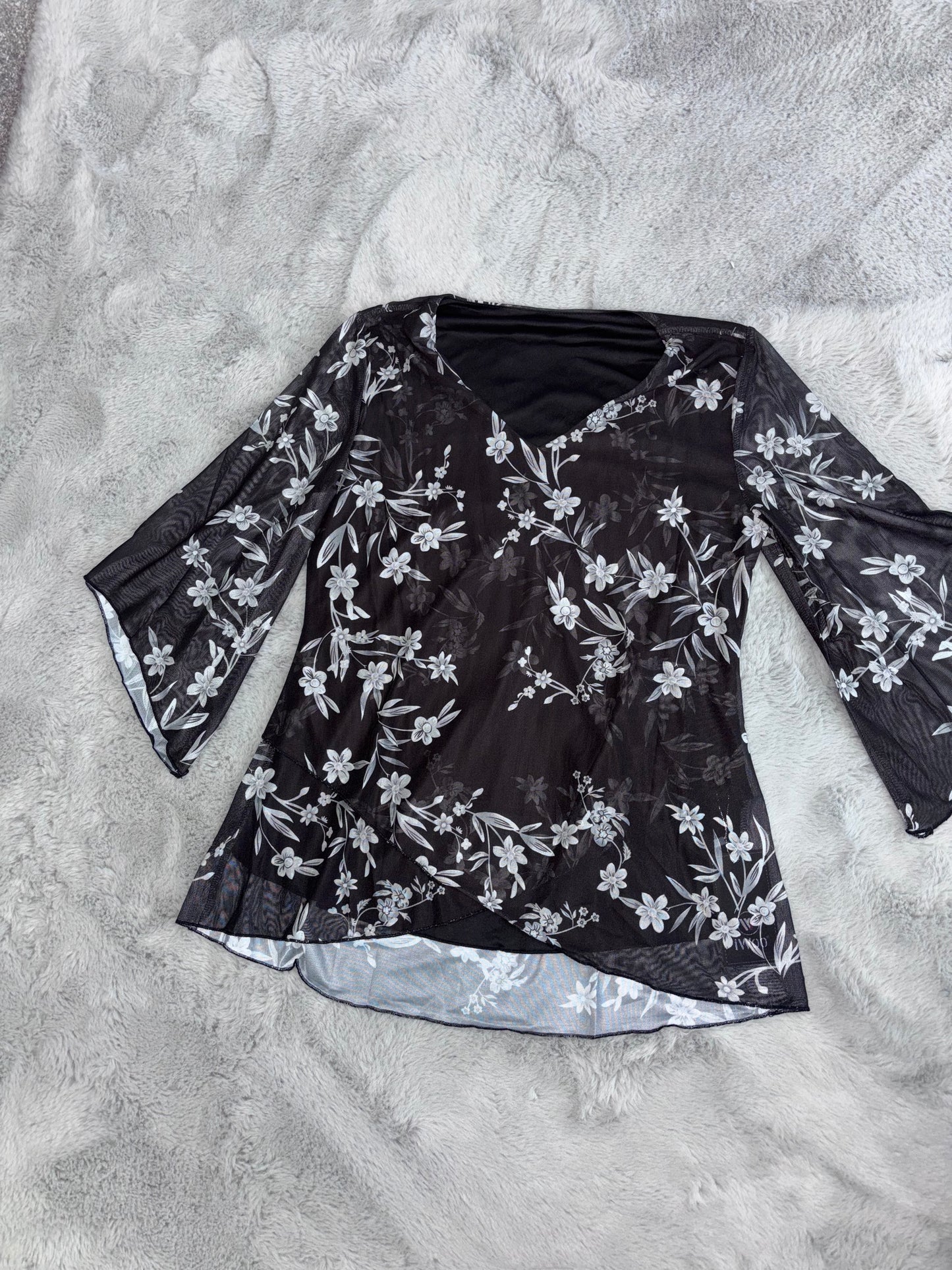 BNWT Amazon Lightweight Batwing Flowery Blouse Top Size Small Black RRP £18.32